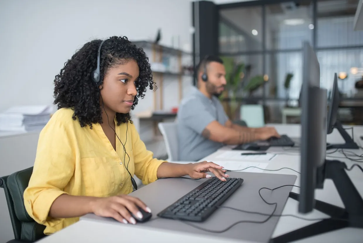 Virtual receptionist on a headset logging a caller's message on screen